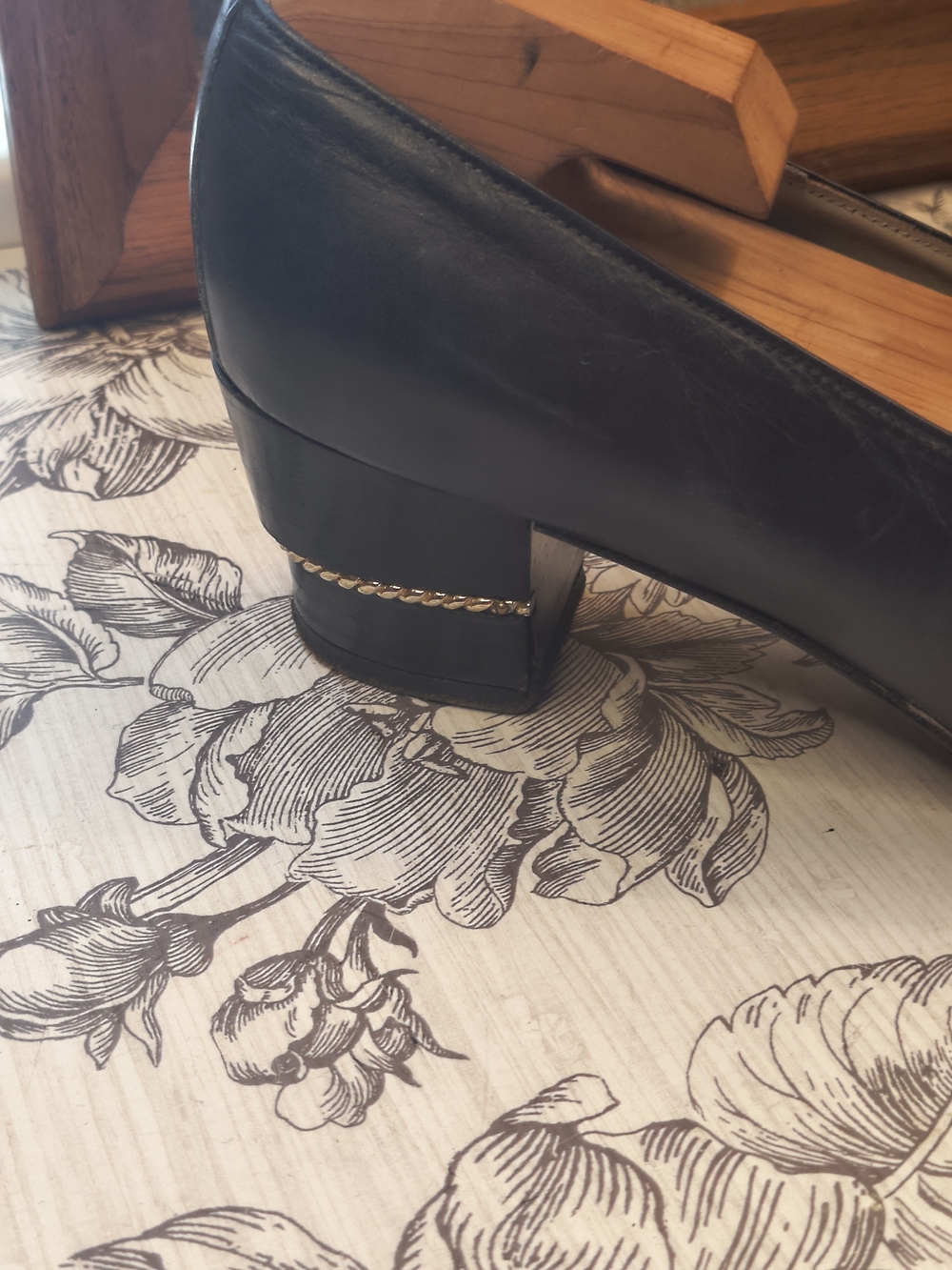 Vintage Gucci Navy Leather Women's Loafers with Gold Chain Trim - Picture 7 of 9
